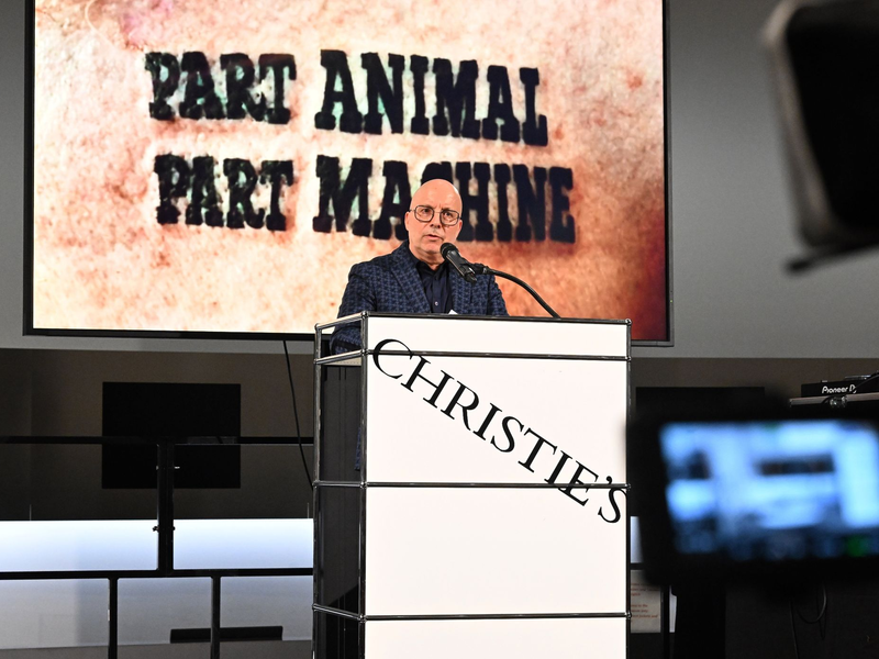 Kurator Bernhart Schwenk in der Pinakothek der Moderne in München bei der Eröffnung der Ausstellung «Flatz. Something Wrong with Physical Sculpture». - Foto: Felix Hörhager/dpa