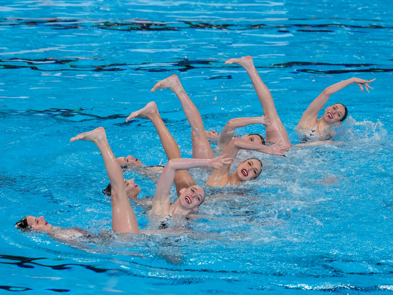 Das israelische Team der Synchronschwimmerinnen in Aktion. - Foto: Lee Jin-man/AP/dpa