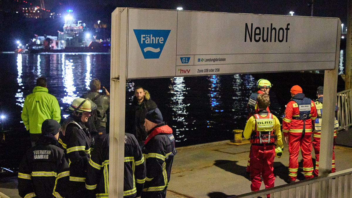 Feuerwehrleute am Anleger Neuhof. In der Hamburger Elbe suchten Taucher in der Nähe der Köhlbrandbrücke nach einem vermissten Menschen. - Foto: Georg Wendt/dpa