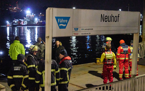 Feuerwehrleute am Anleger Neuhof. In der Hamburger Elbe suchten Taucher in der Nähe der Köhlbrandbrücke nach einem vermissten Menschen. - Foto: Georg Wendt/dpa
