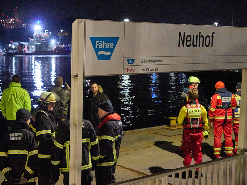 Feuerwehrleute am Anleger Neuhof. In der Hamburger Elbe suchten Taucher in der Nähe der Köhlbrandbrücke nach einem vermissten Menschen. - Foto: Georg Wendt/dpa