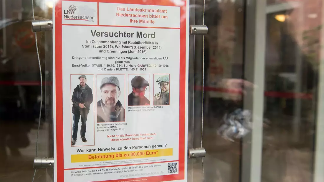 Das LKA Niedersachsen sucht mit einem Fahndungsplakat nach zwei ehemaligen Mitgliedern der Rote-Armee-Fraktion. - Bild: Julian Stratenschulte/dpa