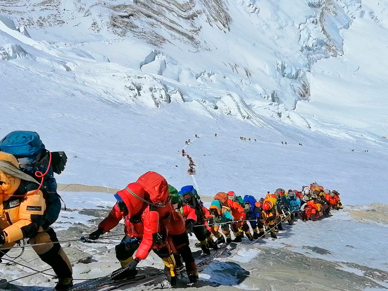 Wer den Mount Everest in Nepal besteigt, ist dort schon lange nicht mehr allein unterwegs. - Foto: Rizza Alee/AP/dpa