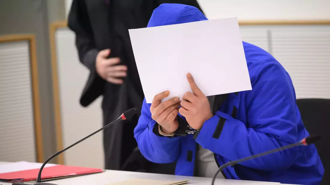 Der Angeklagte beim Prozessauftakt im Gerichtssaal im Landgericht Braunschweig. - Bild: Julian Stratenschulte/dpa