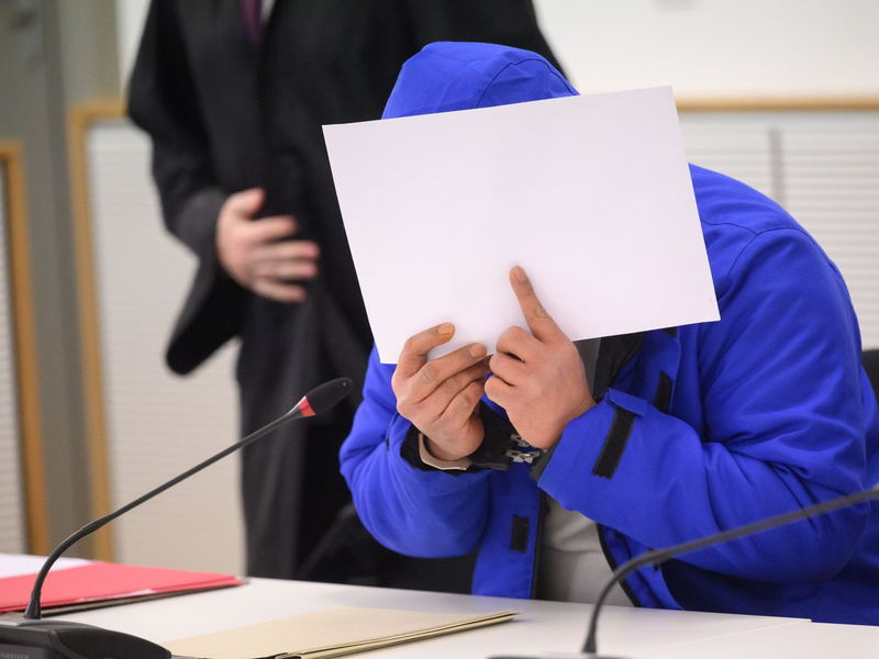 Der Angeklagte beim Prozessauftakt im Gerichtssaal im Landgericht Braunschweig. - Foto: Julian Stratenschulte/dpa