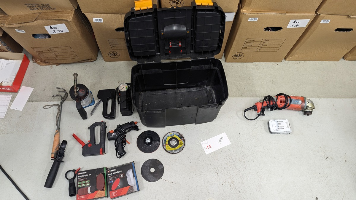 POL-WHV: Polizei stellt vermeintliches Diebesgut sicher und bittet um Hinweise (mit Fotos) - Foto: presseportal.de