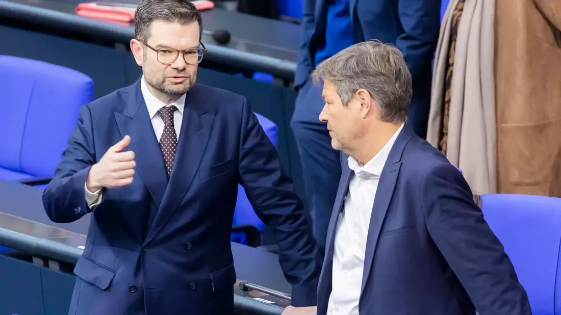 Die Bürokratie soll abgebaut werden: Marco Buschmann macht Druck bei Robert Habeck. - Bild: Christoph Soeder/dpa