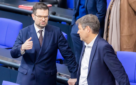Die Bürokratie soll abgebaut werden: Marco Buschmann macht Druck bei Robert Habeck. - Foto: Christoph Soeder/dpa