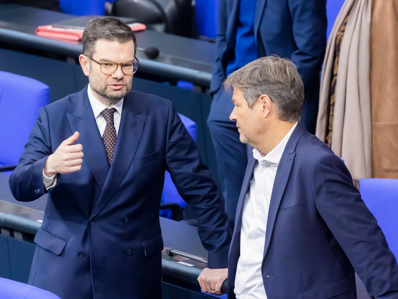 Die Bürokratie soll abgebaut werden: Marco Buschmann macht Druck bei Robert Habeck. - Foto: Christoph Soeder/dpa