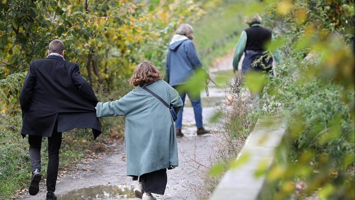 Leute gehen Spazieren (Archiv) - Foto: über dts Nachrichtenagentur