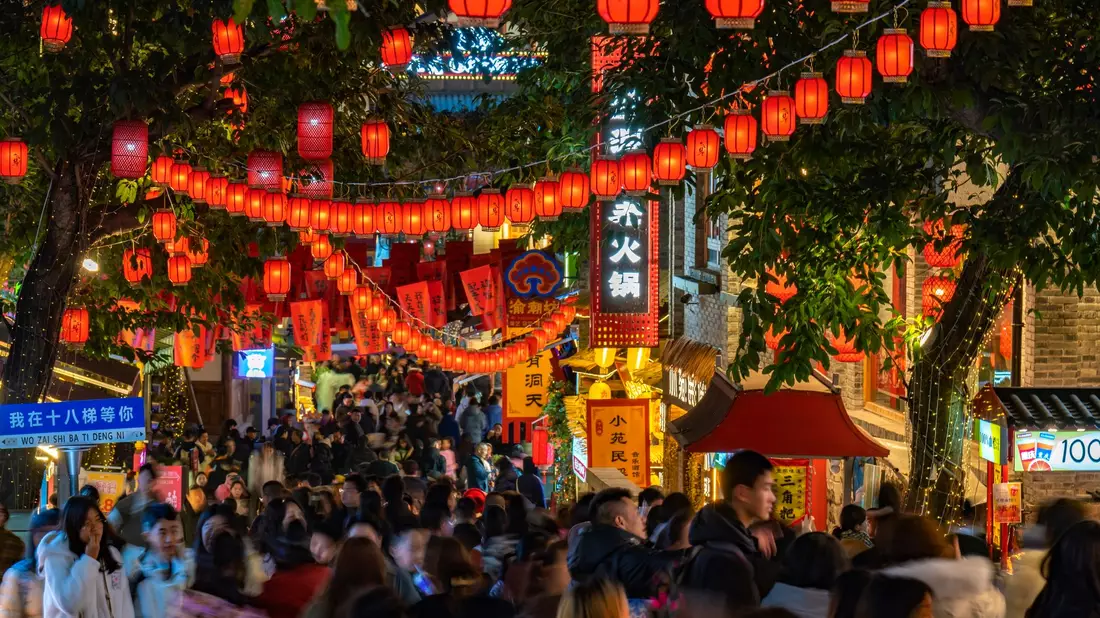Zum Neujahrsfest sind die Straßen in den chinesischen Städten und Dörfern festlich geschmückt. - Bild: -/CHINATOPIX/AP/dpa