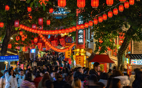 Zum Neujahrsfest sind die Straßen in den chinesischen Städten und Dörfern festlich geschmückt. - Foto: -/CHINATOPIX/AP/dpa Zum Neujahrsfest sind die Straßen in den chinesischen Städten und Dörfern festlich geschmückt. - Foto: -/CHINATOPIX/AP/dpa