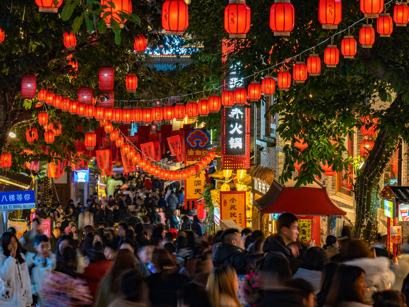 Zum Neujahrsfest sind die Straßen in den chinesischen Städten und Dörfern festlich geschmückt. - Foto: -/CHINATOPIX/AP/dpa