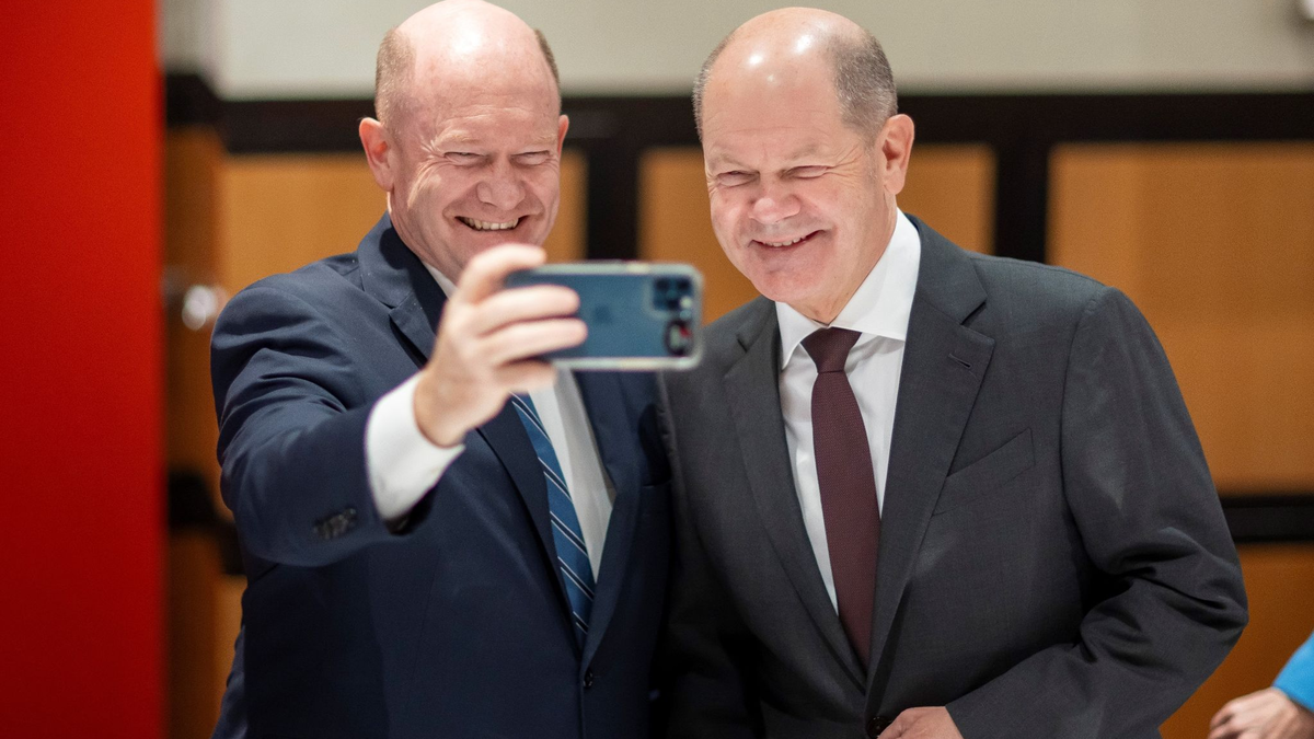 Mit einem herzhaften Lachen: Olaf Scholz (r) und Chris Coons machen ein Selfie. - Foto: -/Bundesregierung/dpa