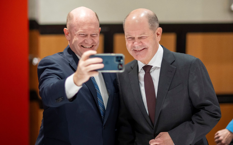 Mit einem herzhaften Lachen: Olaf Scholz (r) und Chris Coons machen ein Selfie. - Foto: -/Bundesregierung/dpa