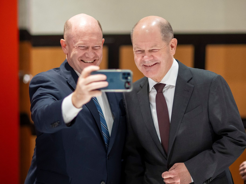 Mit einem herzhaften Lachen: Olaf Scholz (r) und Chris Coons machen ein Selfie. - Foto: -/Bundesregierung/dpa