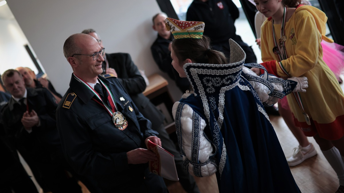 FW Ratingen: Immer wieder Karnevalsfreitags - Besuch auf der Hauptfeuer- und Rettungswache Ratingen - Foto: presseportal.de
