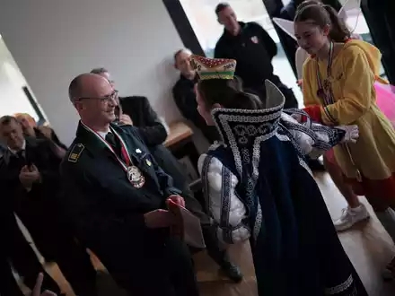 FW Ratingen: Immer wieder Karnevalsfreitags - Besuch auf der Hauptfeuer- und Rettungswache Ratingen - Foto: presseportal.de