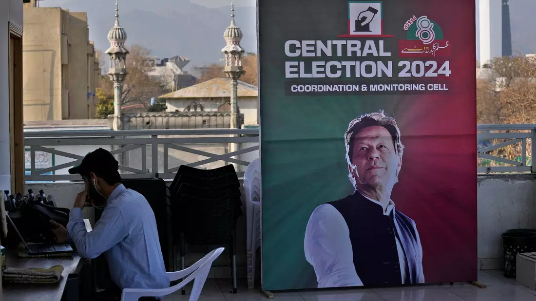 Der inhaftierte Ex-Premier Imran Khan mit dessen Oppositionspartei PTI liegt bei der Parlamentswahl in Pakistan bisher vorne. Die Auszählung der Stimmen läuft noch. - Bild: Anjum Naveed/AP/dpa