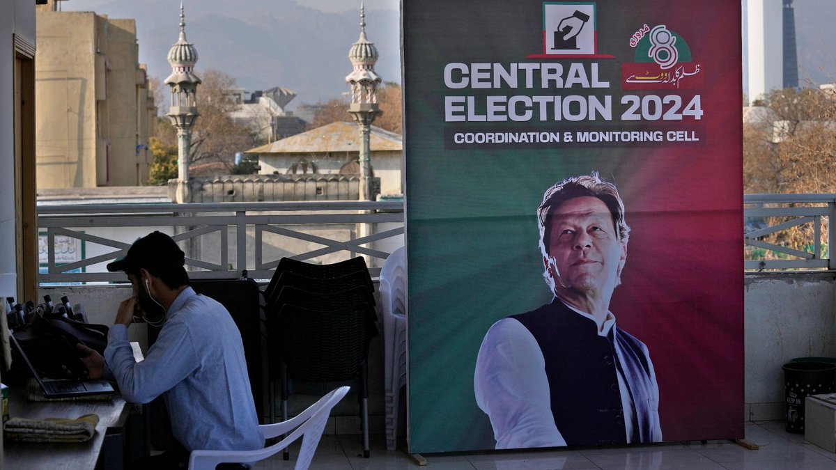 Der inhaftierte Ex-Premier Imran Khan mit dessen Oppositionspartei PTI liegt bei der Parlamentswahl in Pakistan bisher vorne. Die Auszählung der Stimmen läuft noch. - Foto: Anjum Naveed/AP/dpa