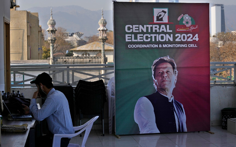 Der inhaftierte Ex-Premier Imran Khan mit dessen Oppositionspartei PTI liegt bei der Parlamentswahl in Pakistan bisher vorne. Die Auszählung der Stimmen läuft noch. - Foto: Anjum Naveed/AP/dpa