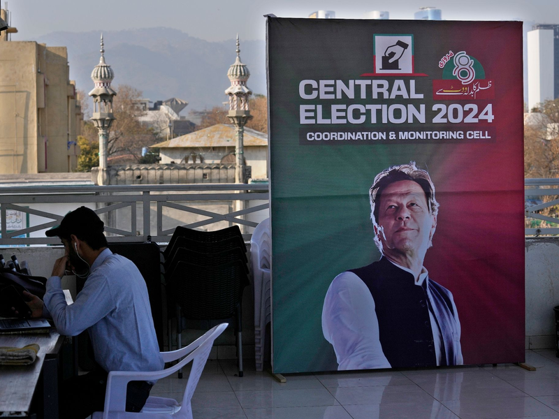 Der inhaftierte Ex-Premier Imran Khan mit dessen Oppositionspartei PTI liegt bei der Parlamentswahl in Pakistan bisher vorne. Die Auszählung der Stimmen läuft noch. - Foto: Anjum Naveed/AP/dpa