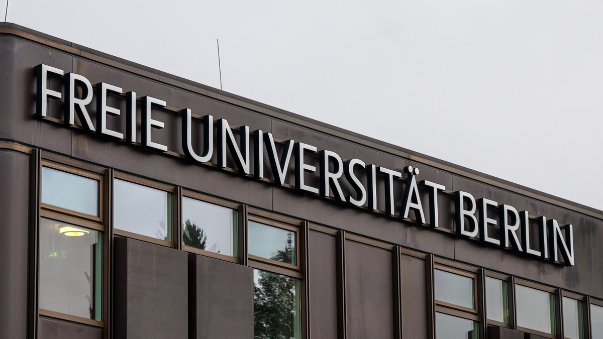 Nach einer Attacke auf einen jüdischen Studenten der Freien Universität Berlin hat eine Initiative einen stillen Protest organisiert, um auf Ängste jüdischer Studierender hinzuweisen. - Foto: Monika Skolimowska/dpa