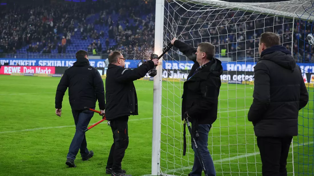 HSV-Fans hatten Schlösser als Protest an den Torpfosten befestigt. - Bild: Christian Charisius/dpa