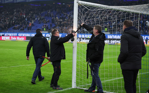 HSV-Fans hatten Schlösser als Protest an den Torpfosten befestigt. - Foto: Christian Charisius/dpa