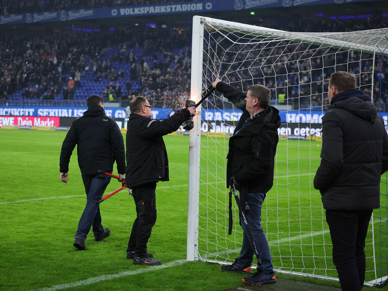HSV-Fans hatten Schlösser als Protest an den Torpfosten befestigt. - Foto: Christian Charisius/dpa