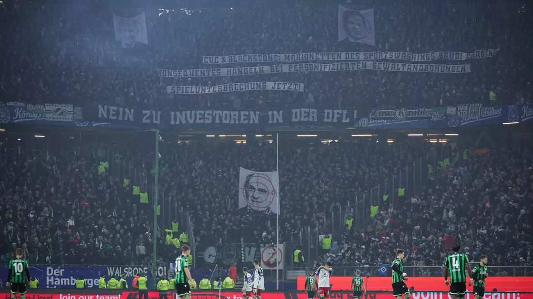Banner der Fans von Hannover 96 sorgten für eine Spielunterbrechung in Hamburg. - Bild: Christian Charisius/dpa