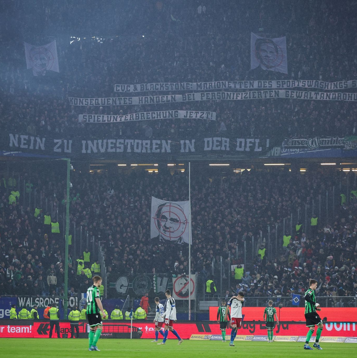 Banner der Fans von Hannover 96 sorgten für eine Spielunterbrechung in Hamburg. - Foto: Christian Charisius/dpa