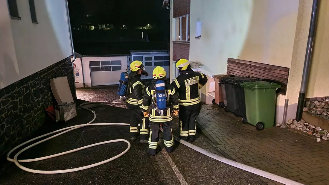 FW VG Westerburg: Feuer in Kellerraum - Elf Personen können Mehrfamilienhaus unverletzt verlassen - Bild: presseportal.de