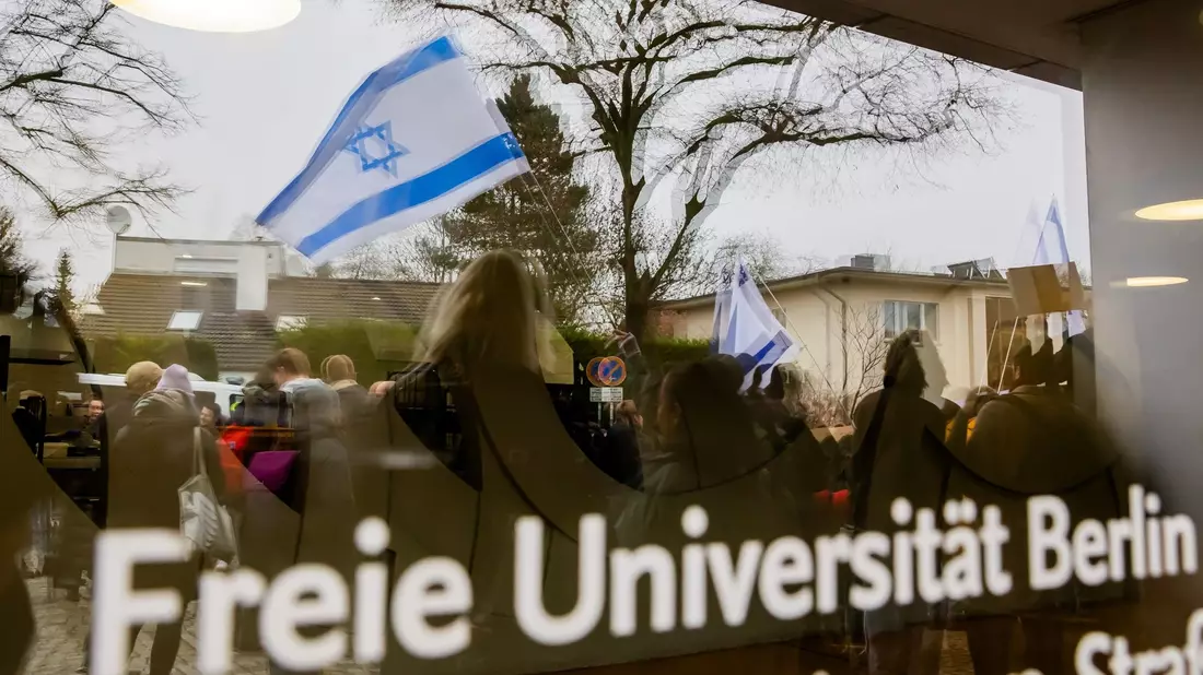 Nach dem Angriff auf einen jüdischen Studenten hat die Freie Universität Berlin Konsequenzen gezogen. Die Universität erlasse gegen den Tatverdächtigen ein Hausverbot zum Schutz der Hochschul-Mitglieder auf dem Campus, teilte die Uni mit. - Bild: Christoph Soeder/dpa