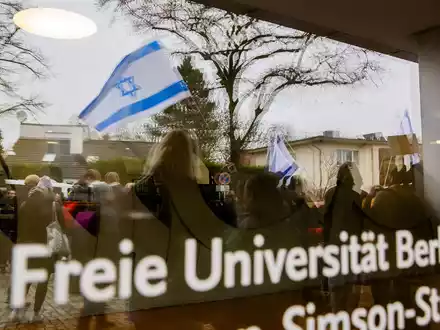 Nach dem Angriff auf einen jüdischen Studenten hat die Freie Universität Berlin Konsequenzen gezogen. Die Universität erlasse gegen den Tatverdächtigen ein Hausverbot zum Schutz der Hochschul-Mitglieder auf dem Campus, teilte die Uni mit. - Foto: Christoph Soeder/dpa
