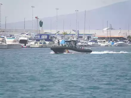 Beamte der spanischen Guardia Civil sind im Hafen von Barbate getötet worden. Das Entsetzen ist groß (Archivbild). - Foto: -/Europa Press/dpa