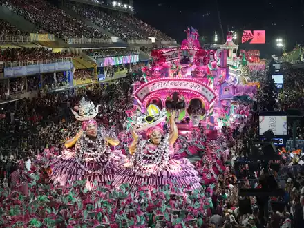 Mitglieder der Sambaschule Salgueiro beim Karnevalsumzug im Sambodrom in Rio. - Foto: Fernando Souza/dpa