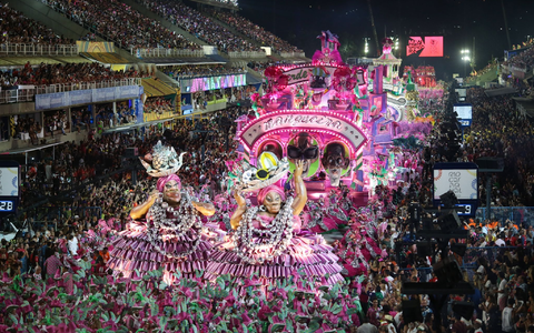 Mitglieder der Sambaschule Salgueiro beim Karnevalsumzug im Sambodrom in Rio. - Foto: Fernando Souza/dpa Mitglieder der Sambaschule Salgueiro beim Karnevalsumzug im Sambodrom in Rio. - Foto: Fernando Souza/dpa