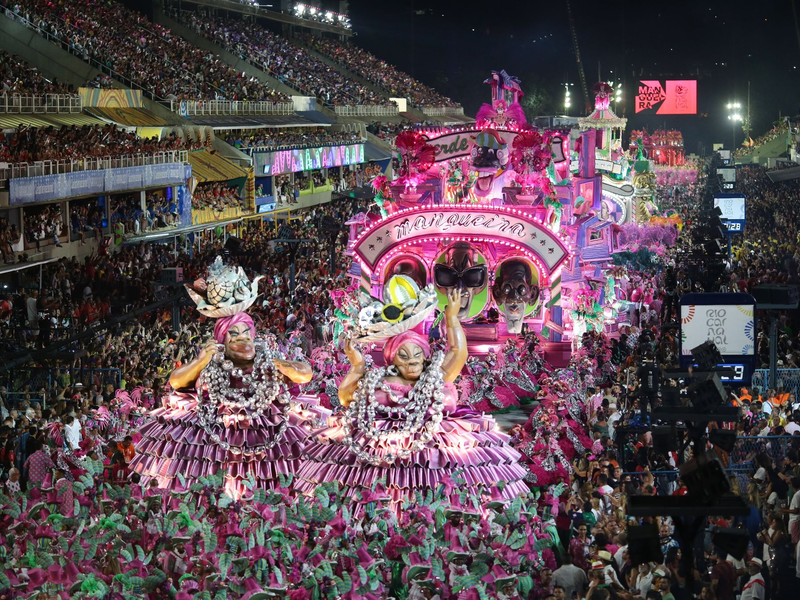 Mitglieder der Sambaschule Salgueiro beim Karnevalsumzug im Sambodrom in Rio. - Foto: Fernando Souza/dpa