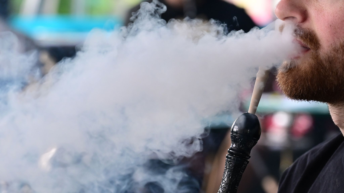 Ein Blick auf die Steuerstatistik bestätigt den schlechten Zustand der Shisha-Branche. Laut Statistischem Bundesamt wurden 2023 Steuerzeichen für 727 Tonnen Wasserpfeifentabak ausgegeben und damit deutlich weniger als 2022. - Foto: Bernd Weißbrod/dpa