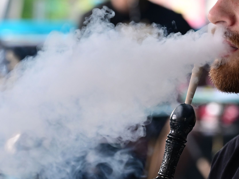 Ein Blick auf die Steuerstatistik bestätigt den schlechten Zustand der Shisha-Branche. Laut Statistischem Bundesamt wurden 2023 Steuerzeichen für 727 Tonnen Wasserpfeifentabak ausgegeben und damit deutlich weniger als 2022. - Foto: Bernd Weißbrod/dpa