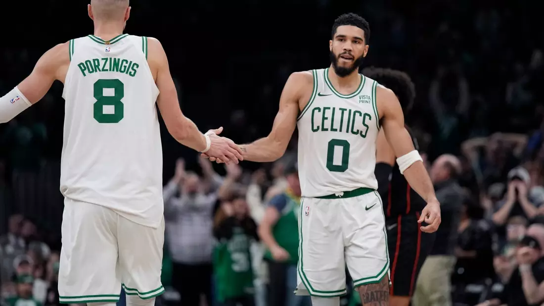 Boston Celtics-Forward Jayson Tatum (0) und Kristaps Porzingis (8) waren beim Heimsieg gegen die Washington Wizards überragend (Archivbild). - Bild: Charles Krupa/AP/dpa