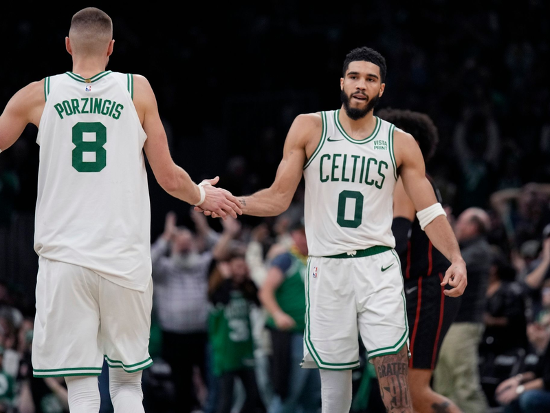 Boston Celtics-Forward Jayson Tatum (0) und Kristaps Porzingis (8) waren beim Heimsieg gegen die Washington Wizards überragend (Archivbild). - Foto: Charles Krupa/AP/dpa