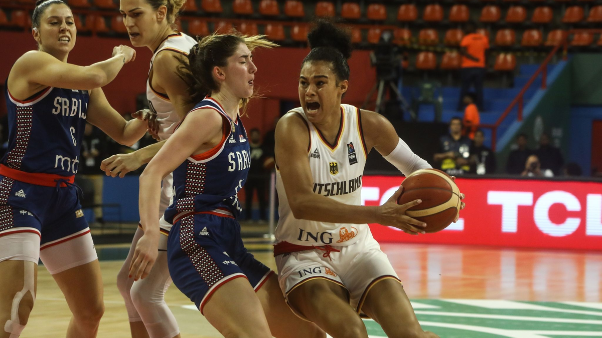 Deutschlands Satou Sabally (r)zieht zum gegnerischen Korb. - Foto: Marx Vasconcelos/dpa