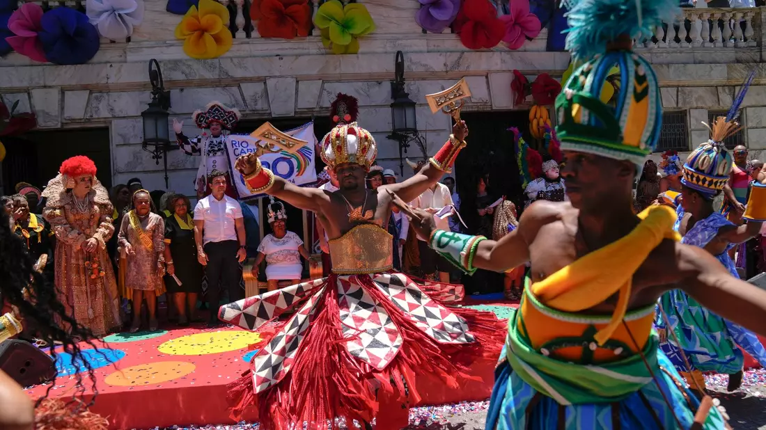 Tänzerinnen und Tänzer tanzen vor einer Zeremonie, die den offiziellen Beginn des Karnevals in Rio de Janeiro markiert. - Bild: Silvia Izquierdo/AP/dpa