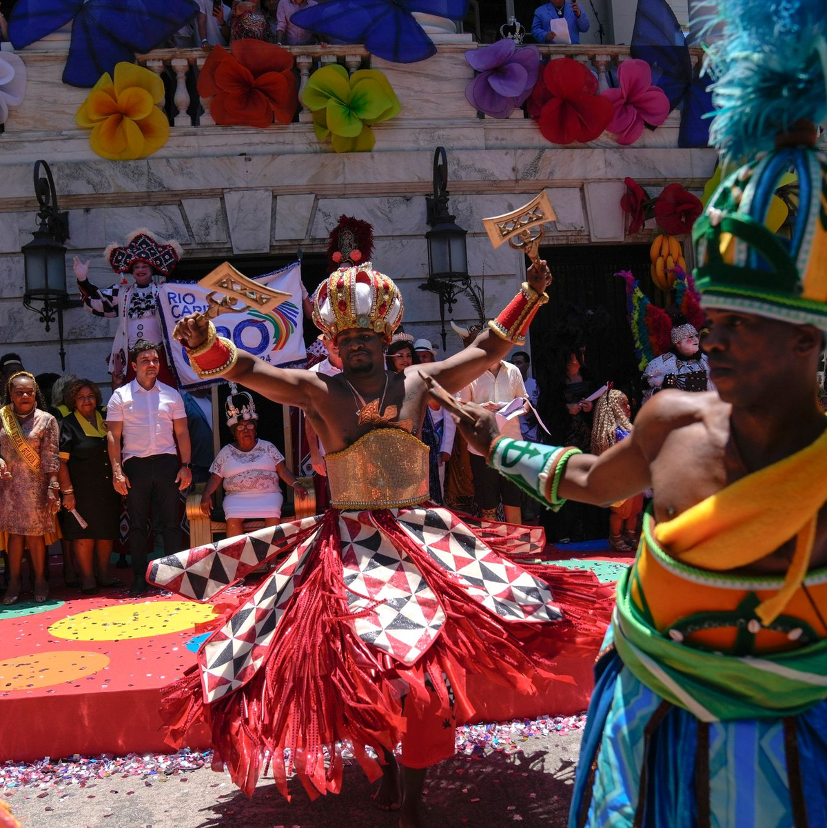 Tänzerinnen und Tänzer tanzen vor einer Zeremonie, die den offiziellen Beginn des Karnevals in Rio de Janeiro markiert. - Foto: Silvia Izquierdo/AP/dpa