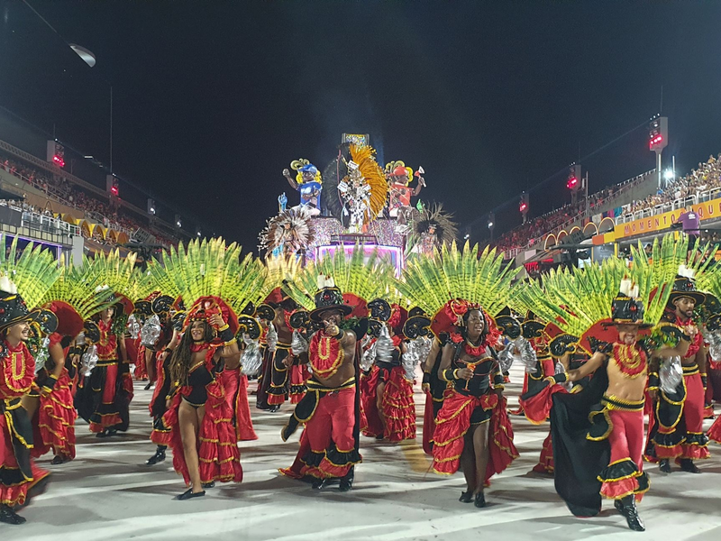 Tausende Tänzer und Musiker traten bei der «Parade der Champions» bis in den frühen Sonntagmorgen auf.  - Foto: Philipp Znidar/dpa