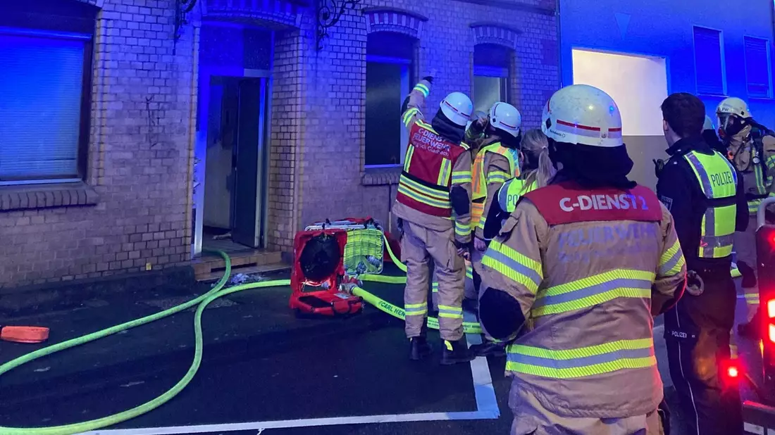 FW-GL: Eine Person bei Wohnungsbrand in der Stadtmitte von Bergisch Gladbach gerettet - Bild: presseportal.de