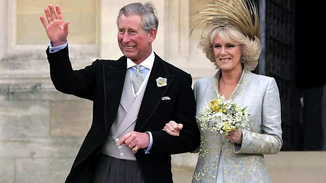 Der Prinz von Wales und Camilla 2005 bei ihrer Hochzeit. - Bild: Toby Melville/pool epa/dpa
