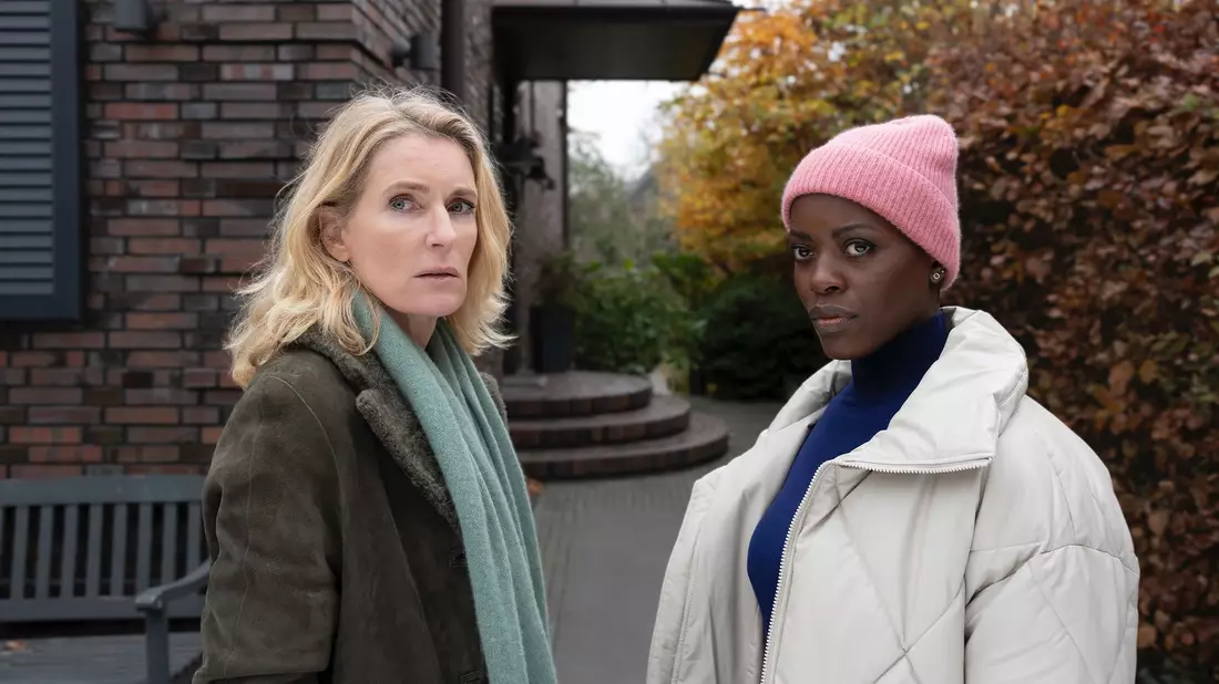 Die Kommissarinnen Charlotte Lindholm (Maria Furtwängler, l) und Anaïs Schmitz (Florence Kasumba). - Bild: NDR/ARD/dpa